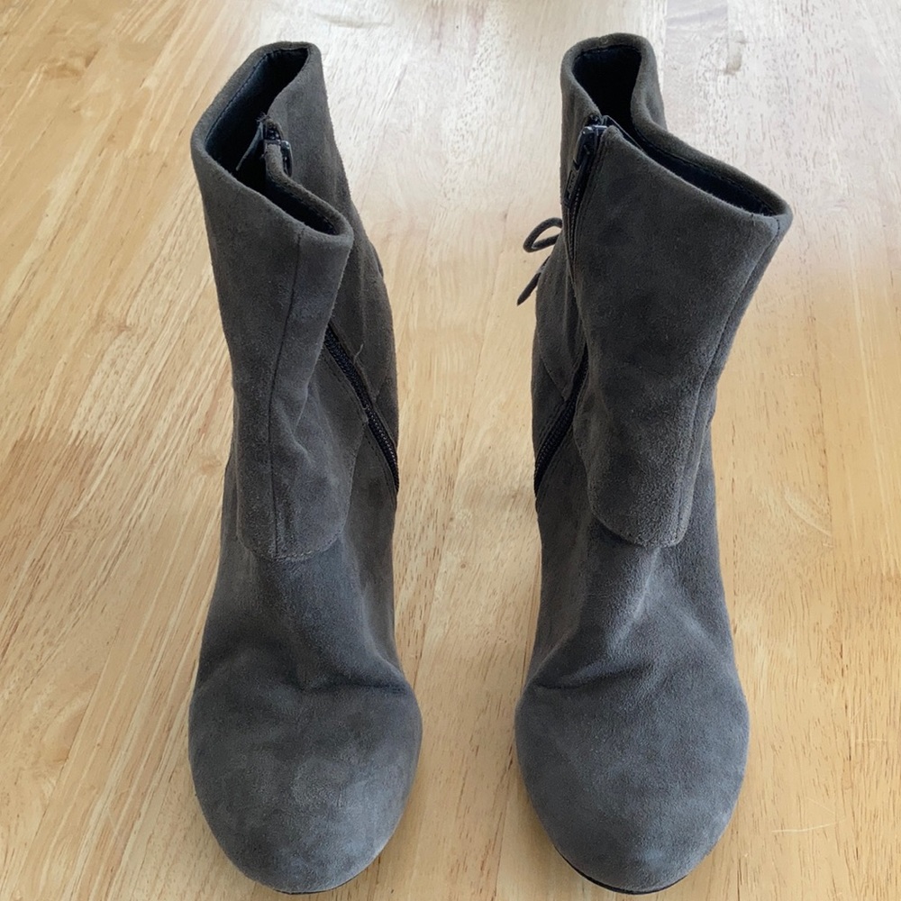Naturalizer grey suede bootie   8-1/2M   worn once